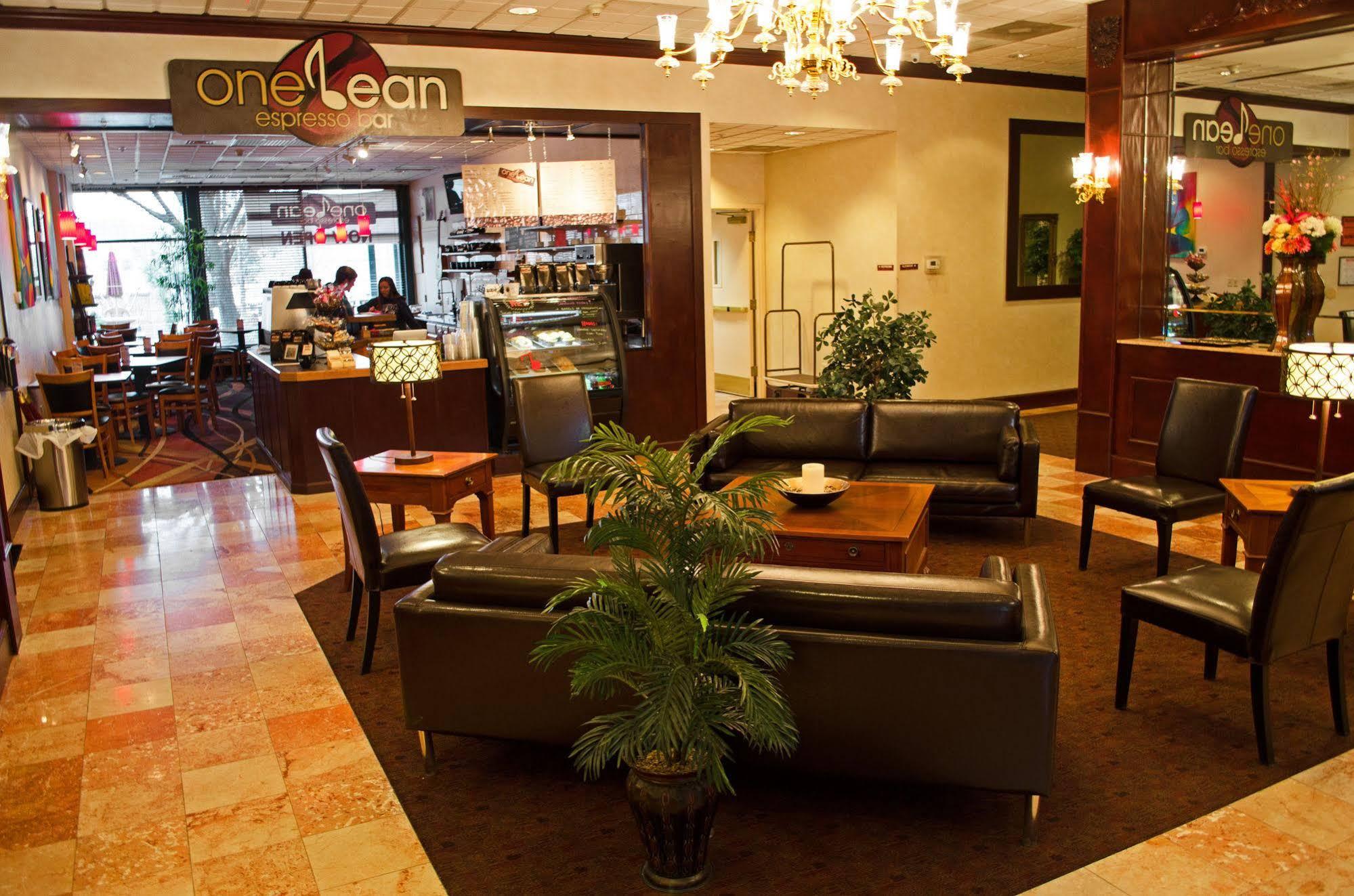 Clarion Hotel & Suites University-Shippensburg Bagian luar foto