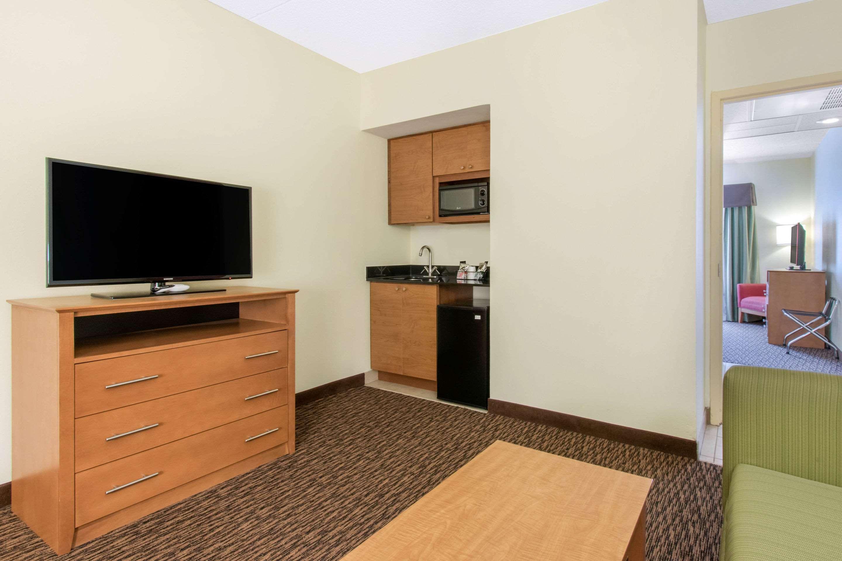 Clarion Hotel & Suites University-Shippensburg Bagian luar foto