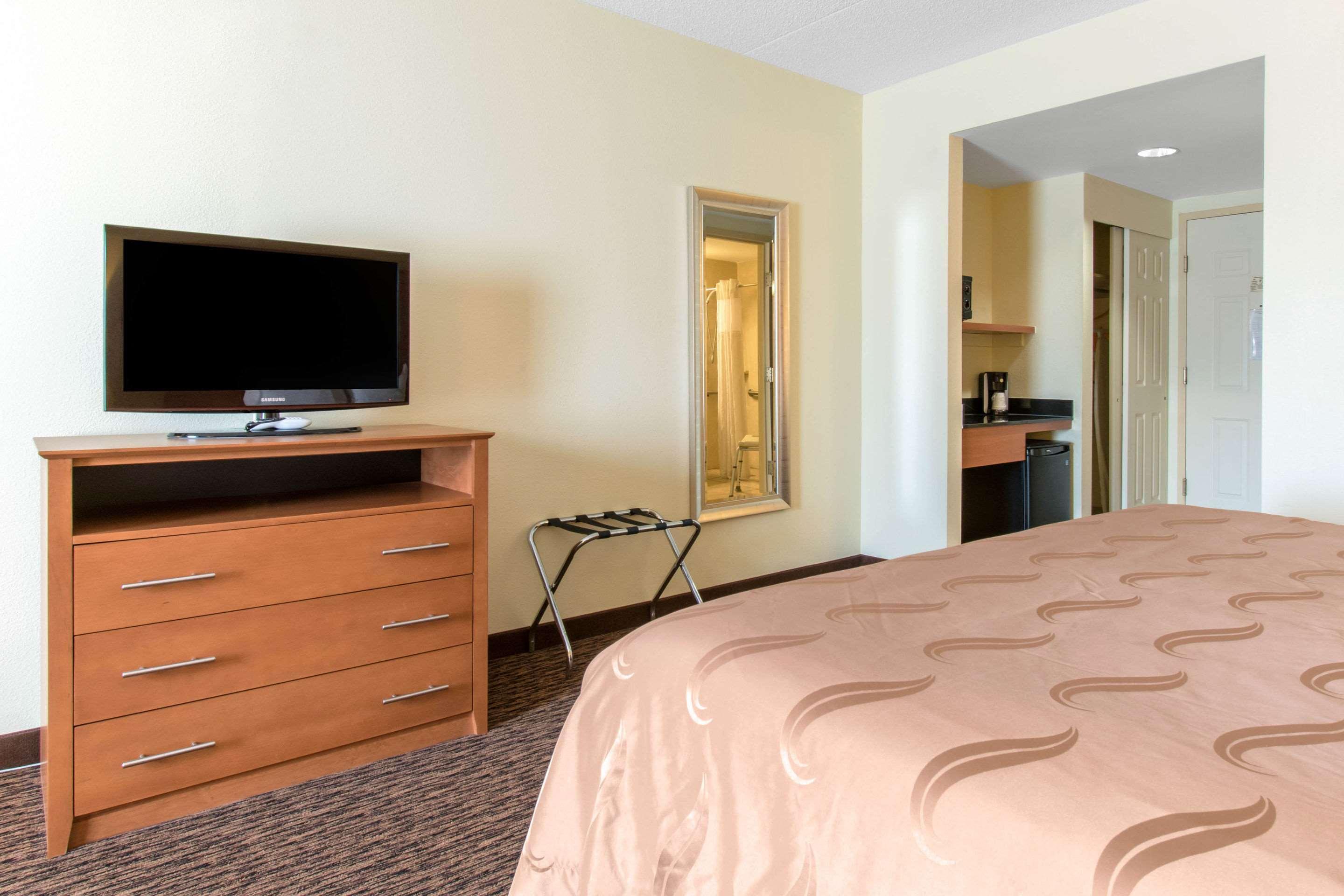 Clarion Hotel & Suites University-Shippensburg Bagian luar foto