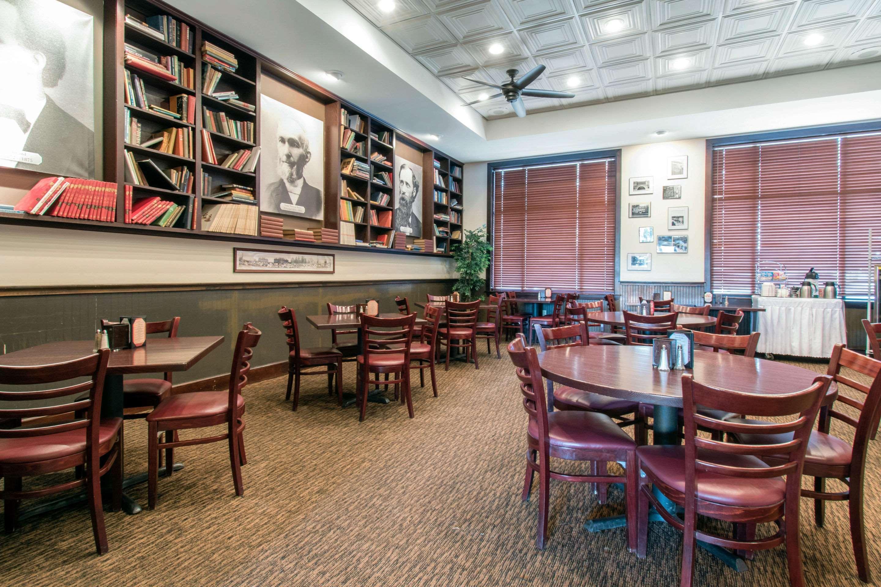 Clarion Hotel & Suites University-Shippensburg Bagian luar foto