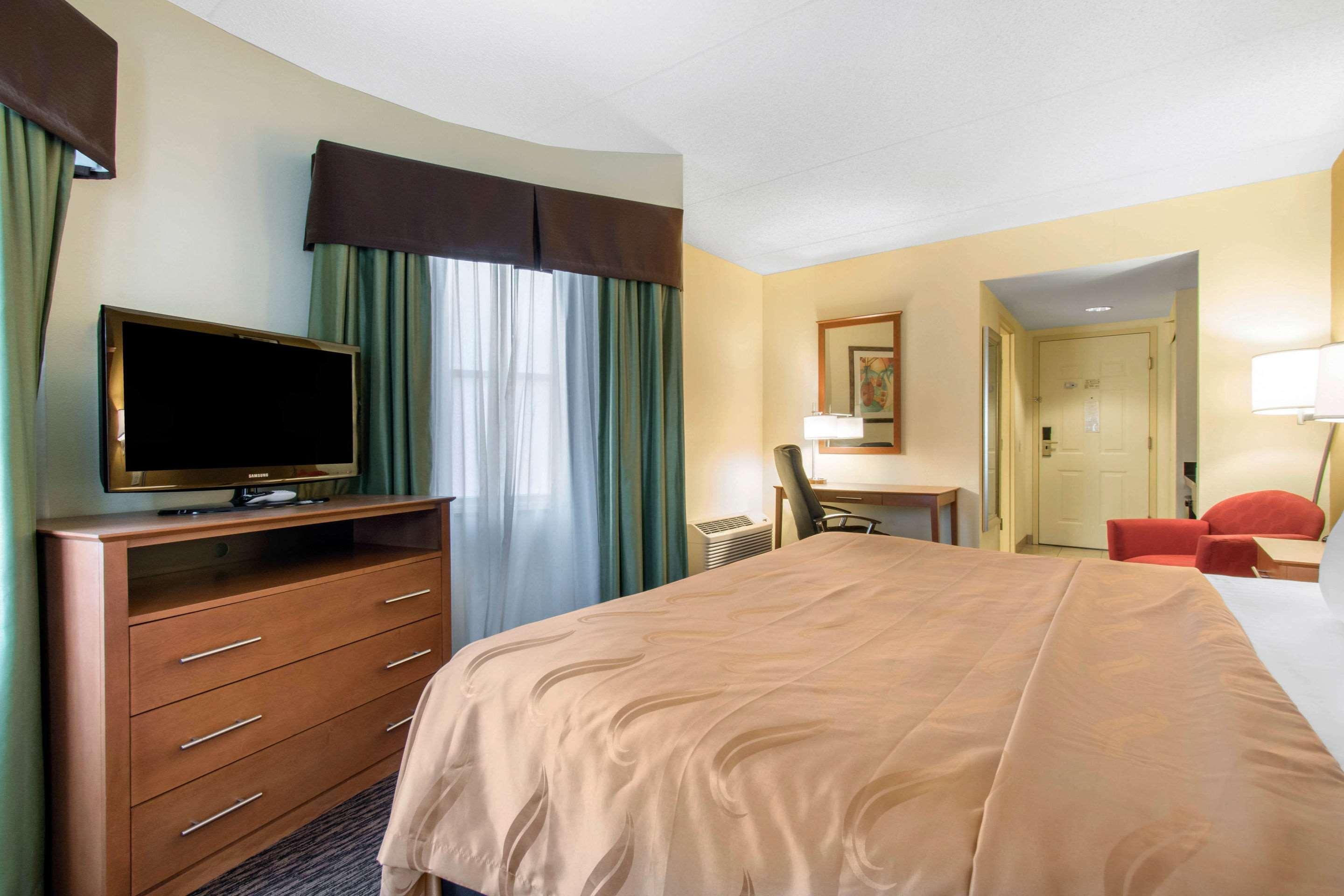 Clarion Hotel & Suites University-Shippensburg Bagian luar foto