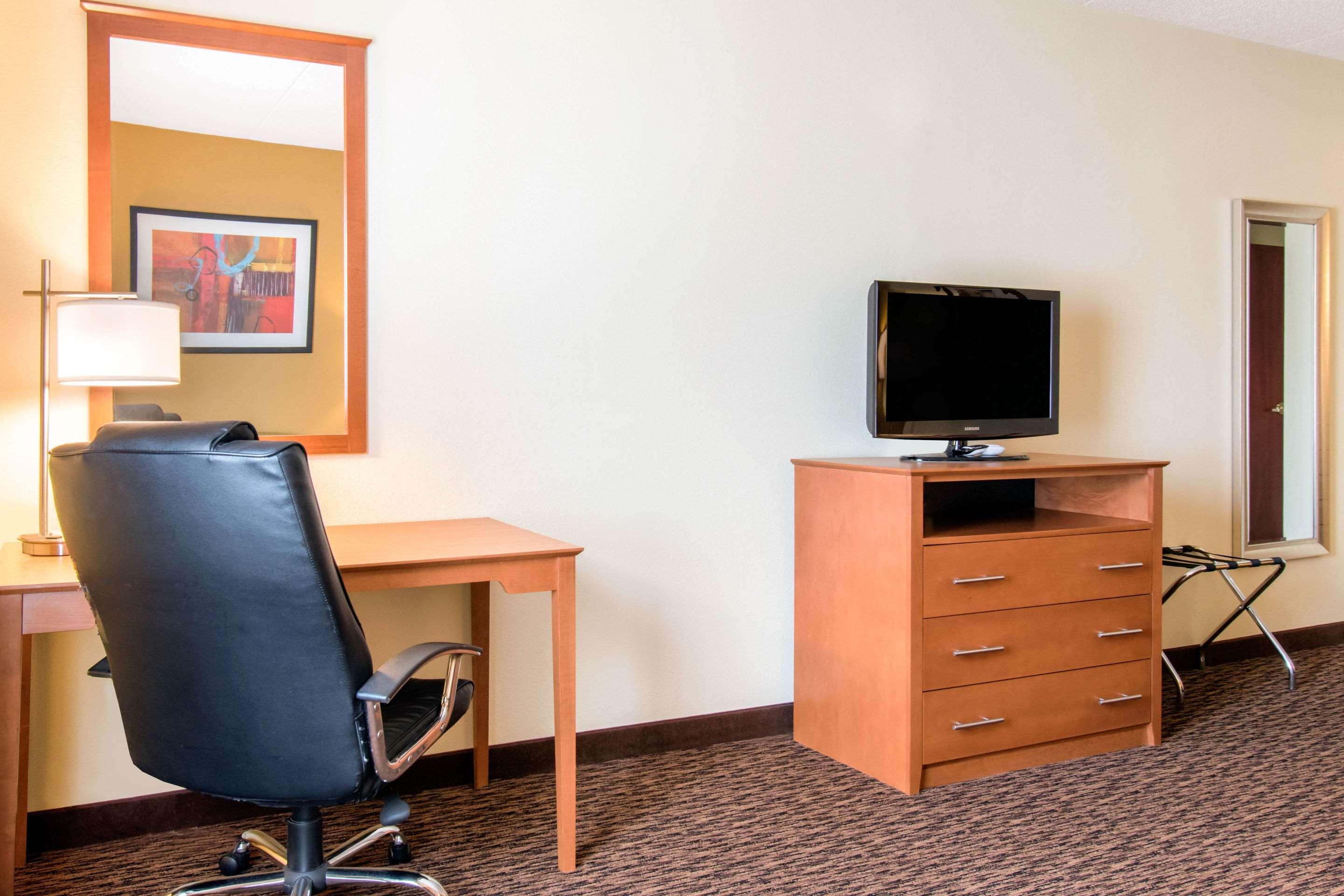 Clarion Hotel & Suites University-Shippensburg Bagian luar foto