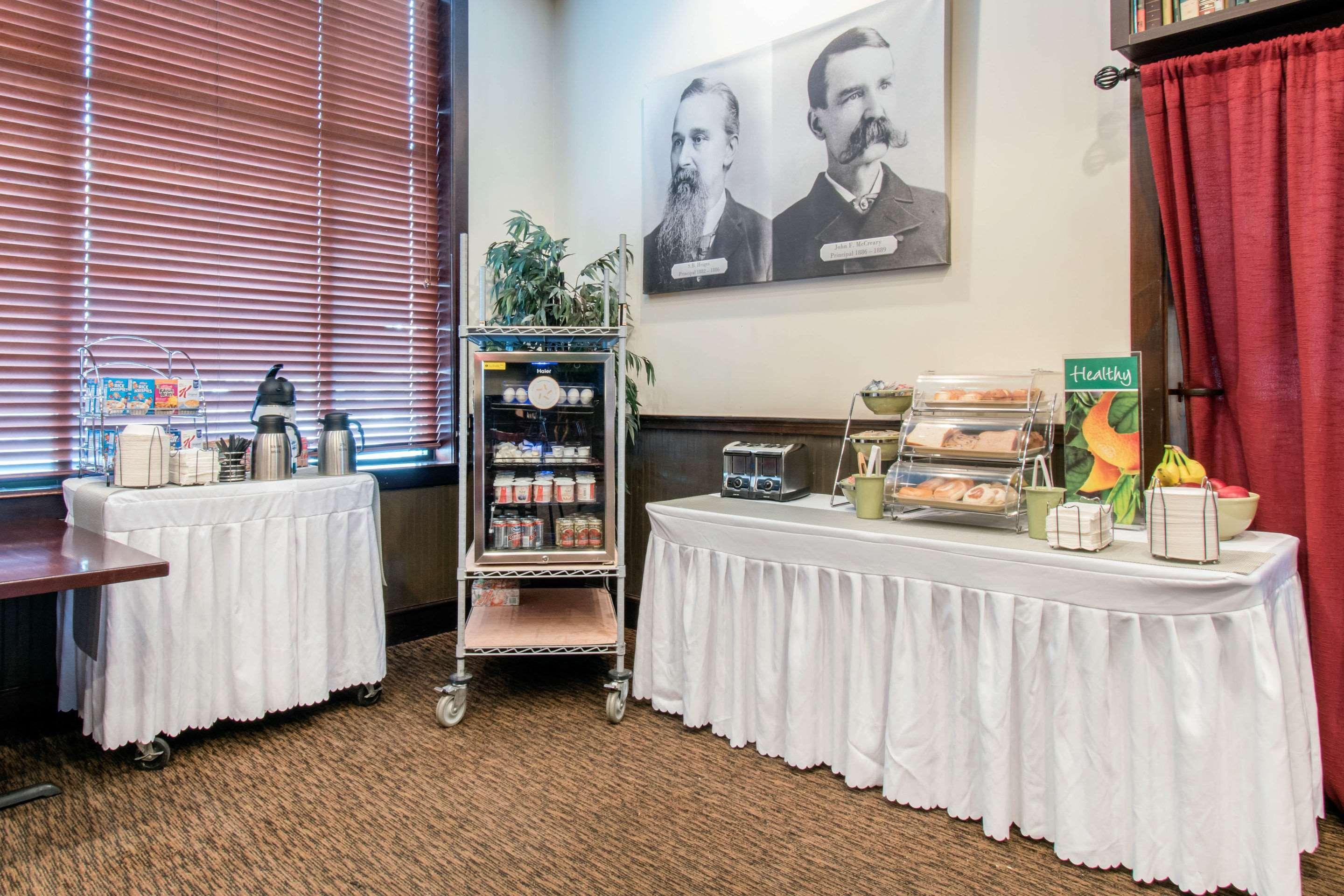 Clarion Hotel & Suites University-Shippensburg Bagian luar foto