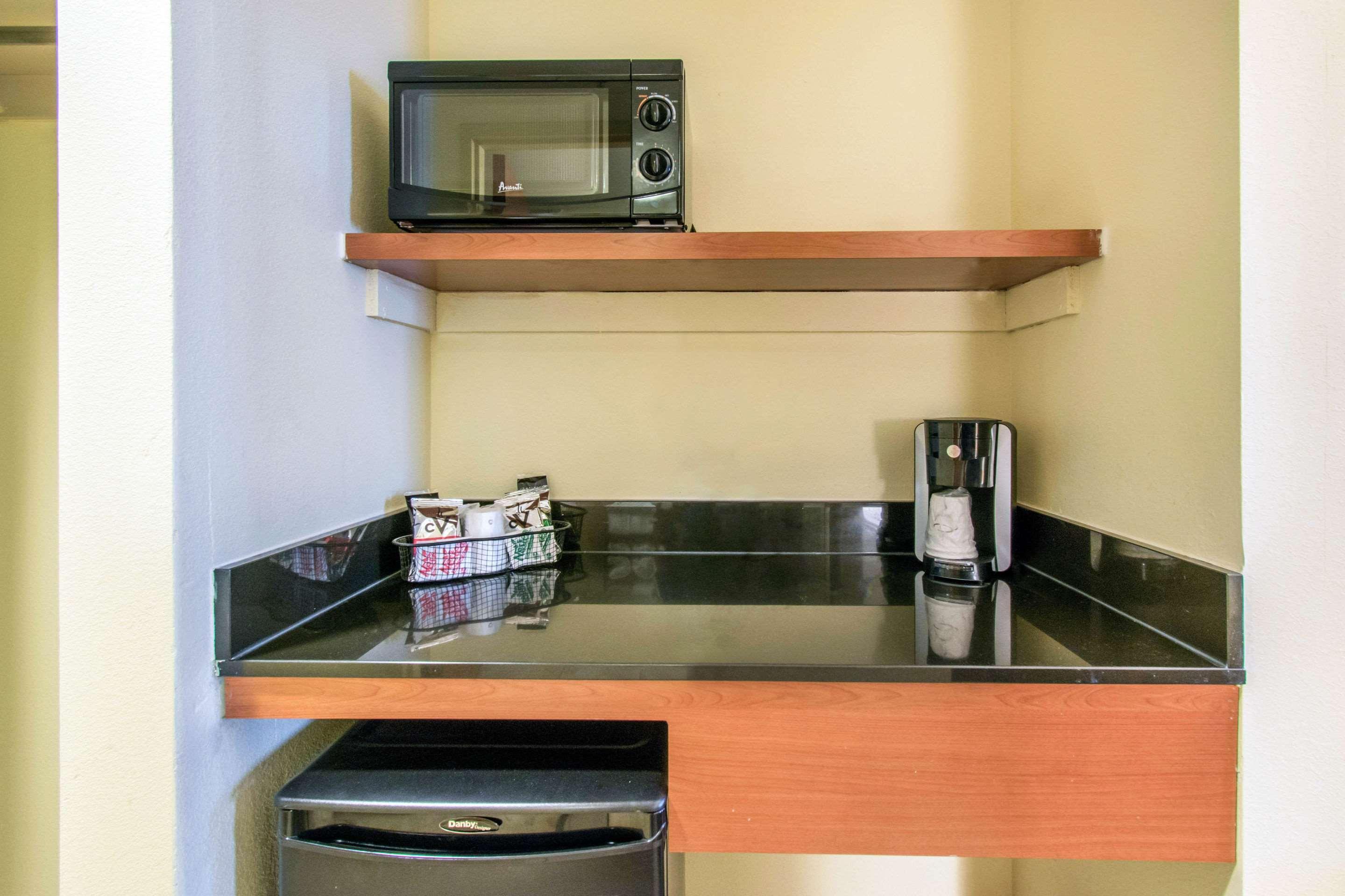 Clarion Hotel & Suites University-Shippensburg Bagian luar foto