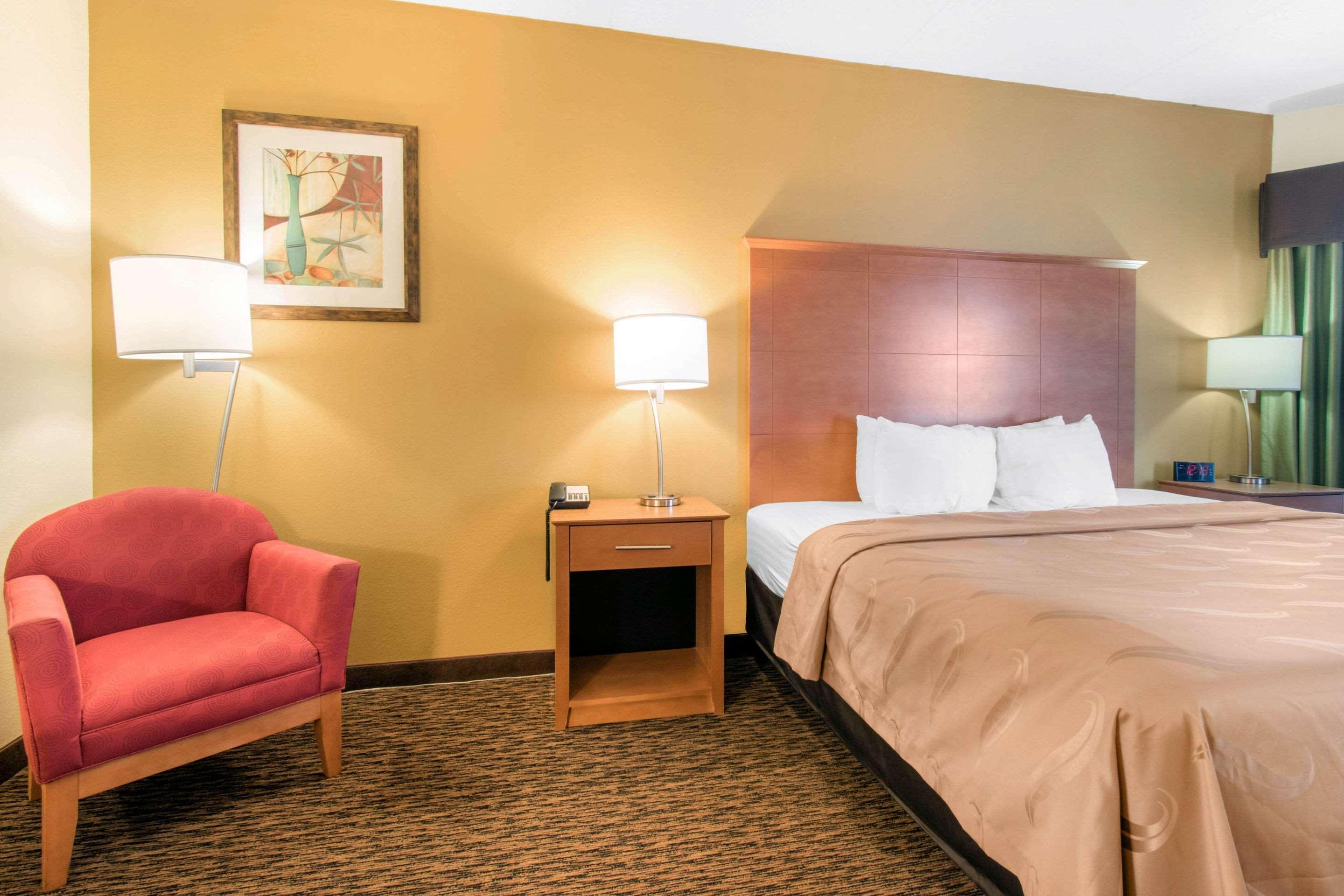 Clarion Hotel & Suites University-Shippensburg Bagian luar foto