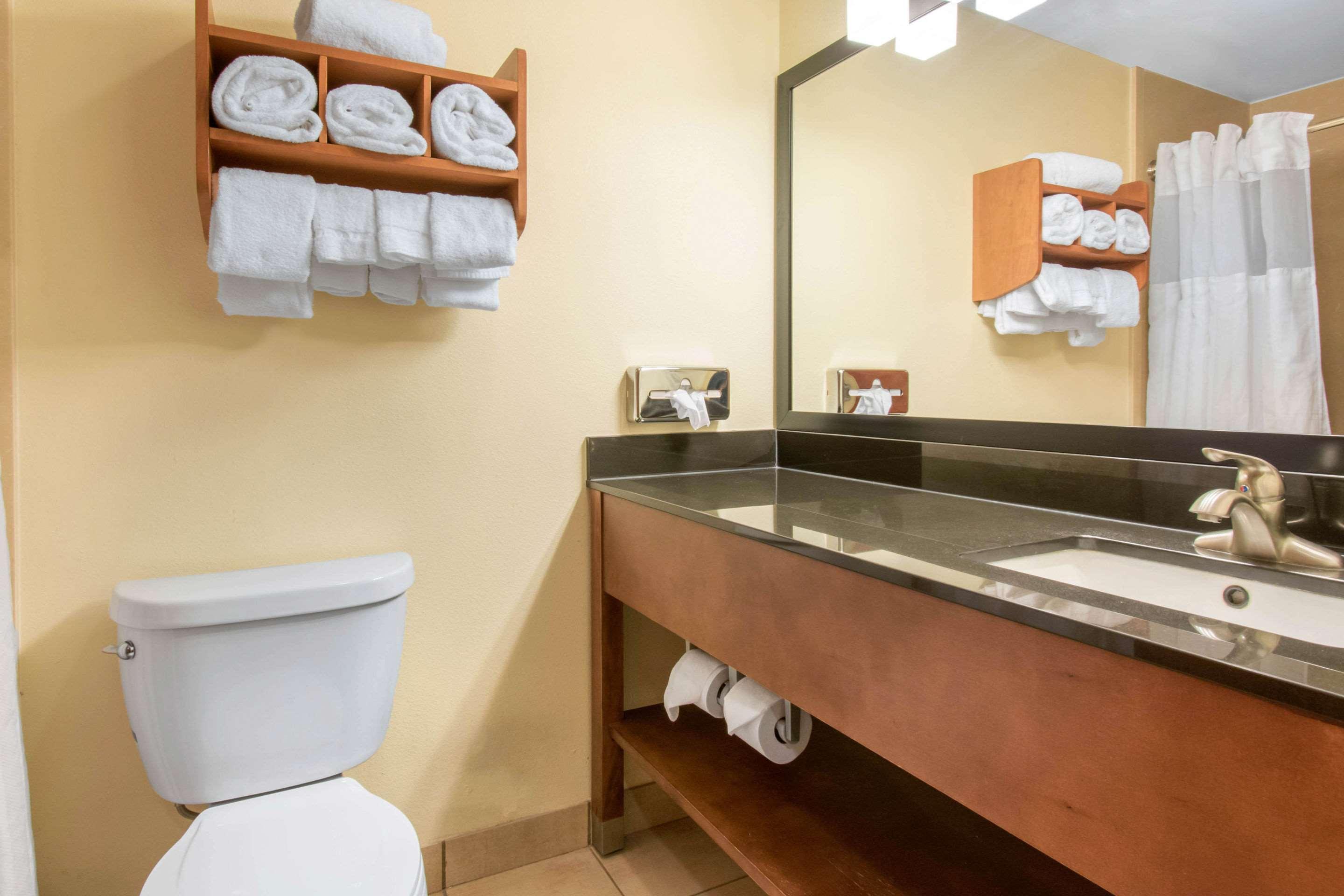 Clarion Hotel & Suites University-Shippensburg Bagian luar foto