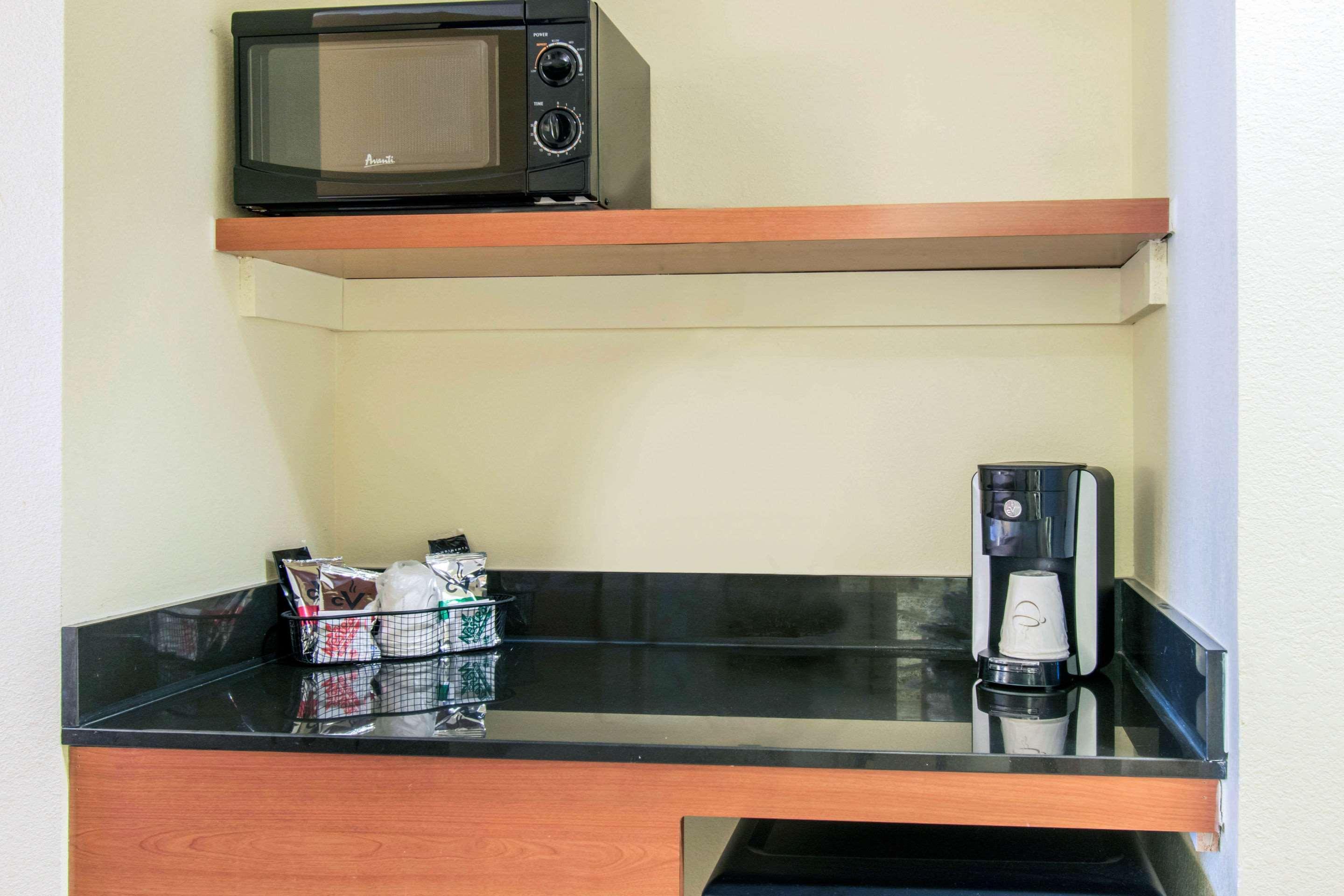 Clarion Hotel & Suites University-Shippensburg Bagian luar foto