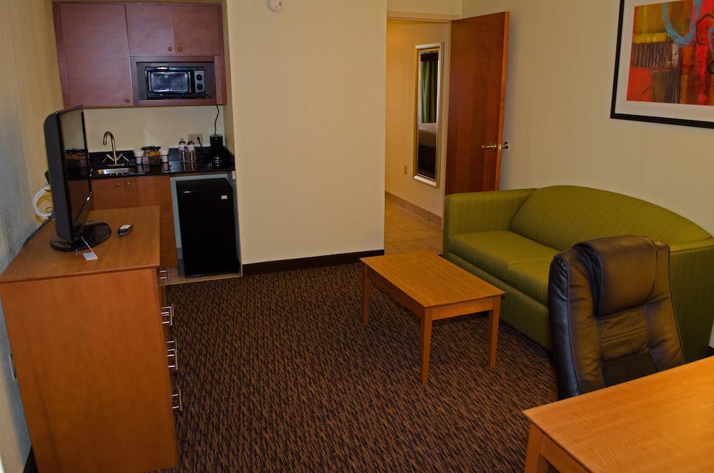Clarion Hotel & Suites University-Shippensburg Bagian luar foto