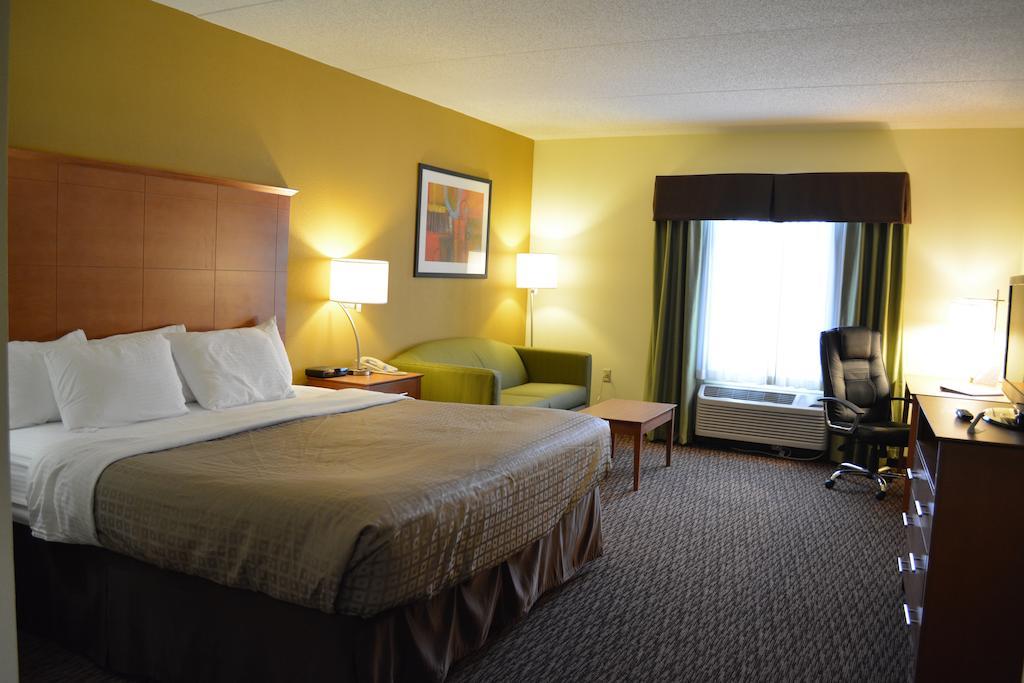 Clarion Hotel & Suites University-Shippensburg Bagian luar foto