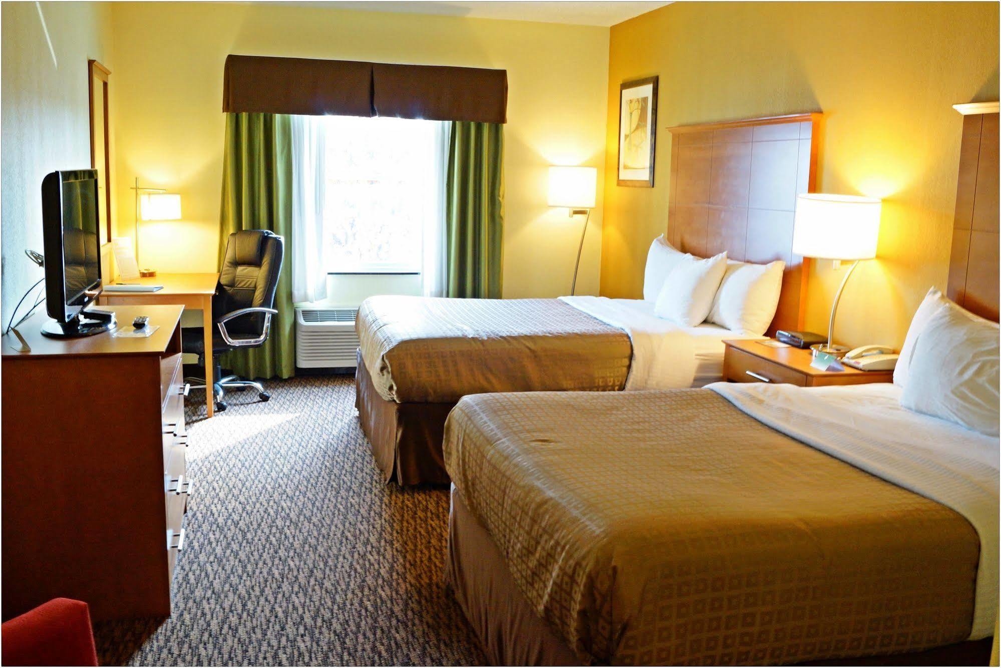 Clarion Hotel & Suites University-Shippensburg Bagian luar foto