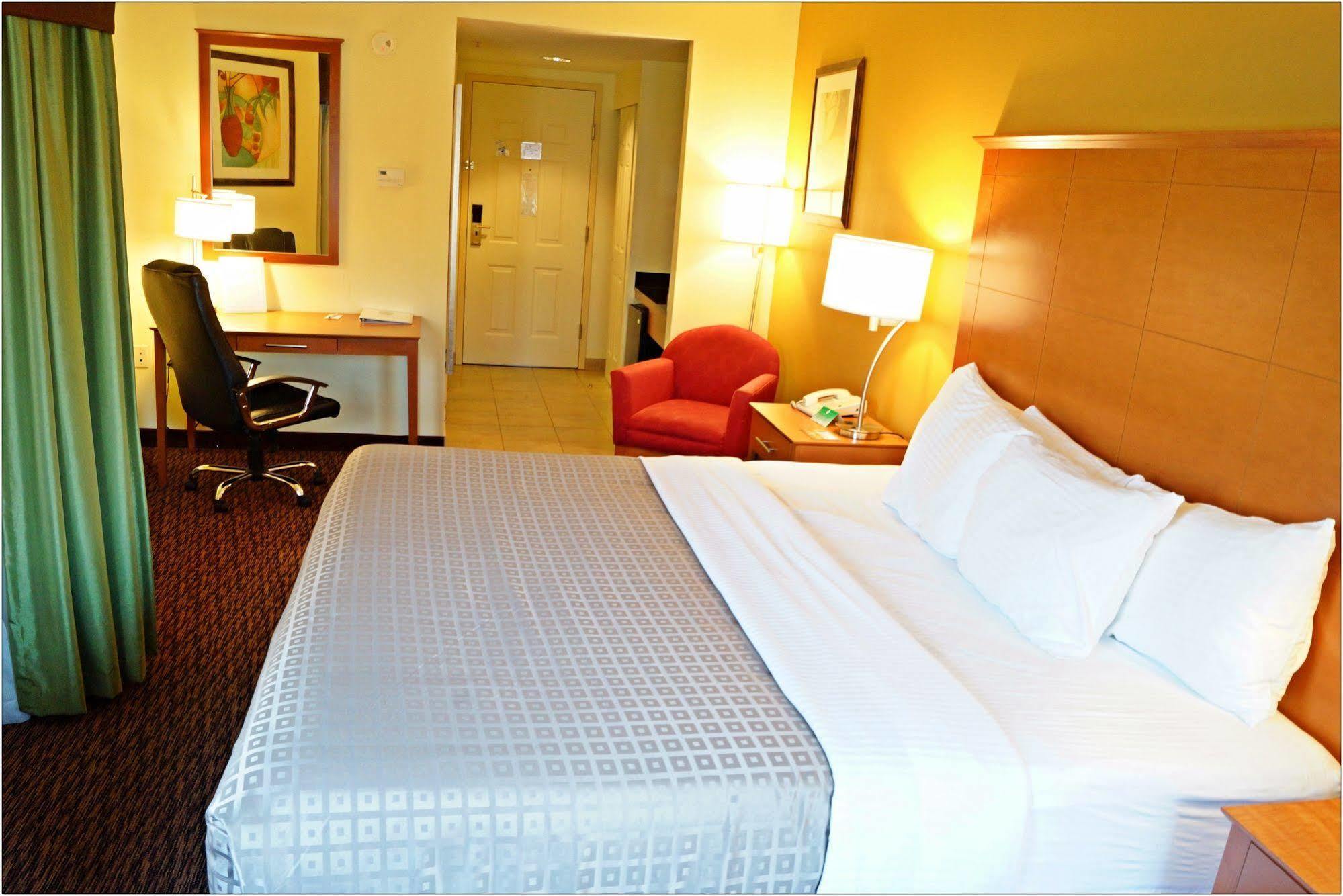 Clarion Hotel & Suites University-Shippensburg Bagian luar foto