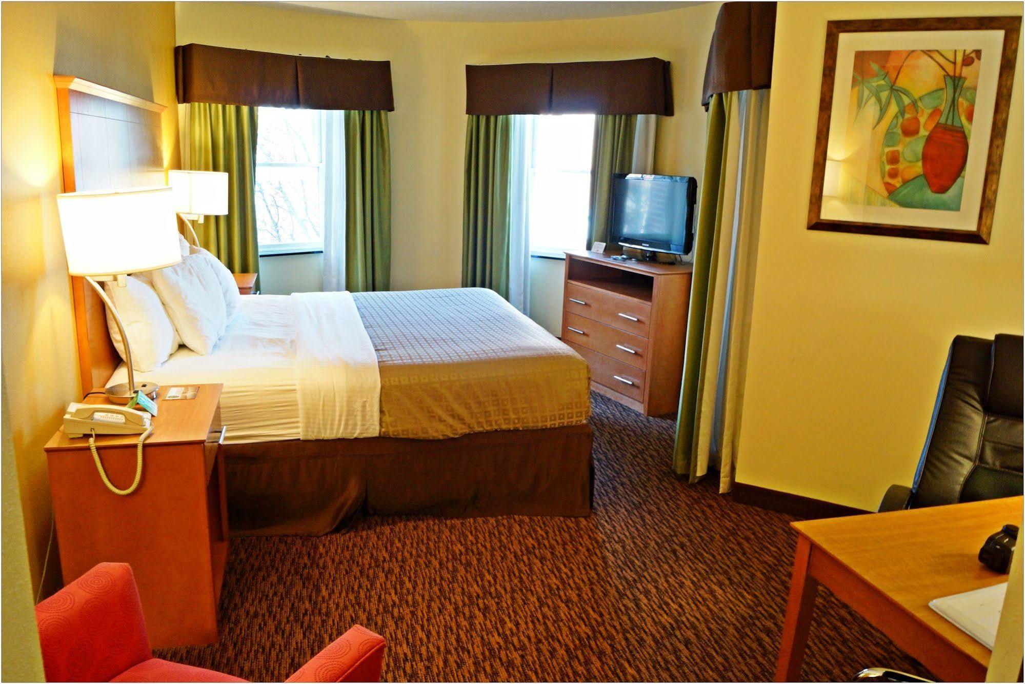 Clarion Hotel & Suites University-Shippensburg Bagian luar foto
